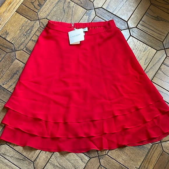 VINTAGE ST. JOHNS SPORT by Marie Gray 100% Silk Red Skirt *NWT* 8
